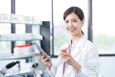 化学年轻女医疗科研人员用平板电脑查验药品背景