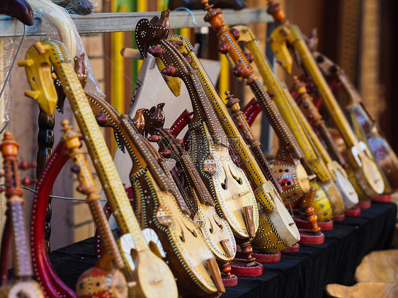 维吾尔族拉弦乐器胡西它尔图片