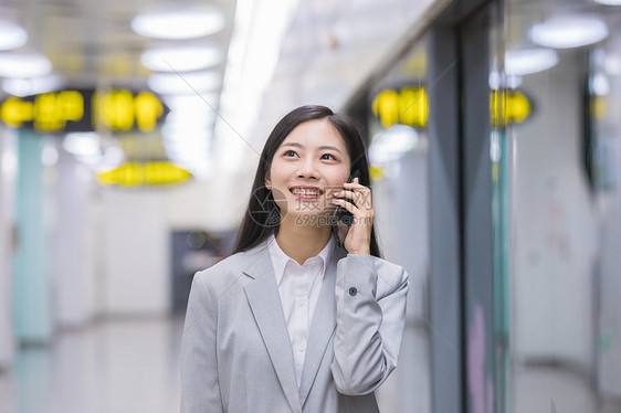 商务女性在地铁站打电话图片