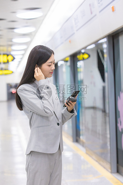 地铁站内打电话的商务女性图片