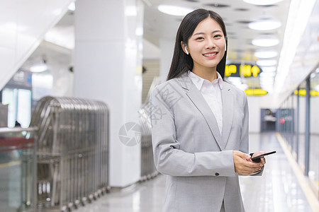 地铁站内打电话的商务女性图片