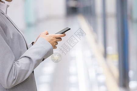 商务女性在地铁站玩手机图片