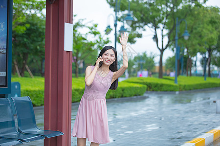 公交站台打车的年轻女性背景