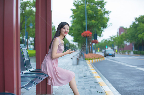 在公交车站台等待的青年女性图片