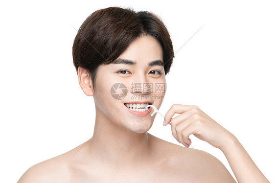 青年男性使用牙线棒图片
