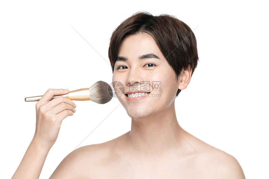 男性用粉底刷化妆图片