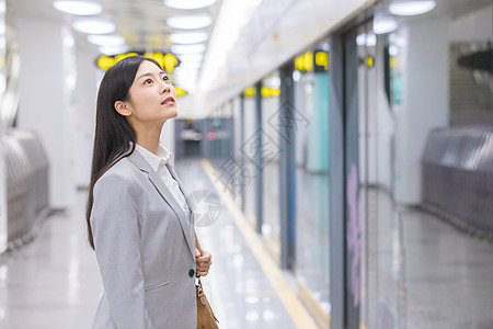 商务女性地铁站内等待地铁高清图片
