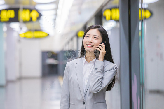 地铁站内打电话的商务女性图片