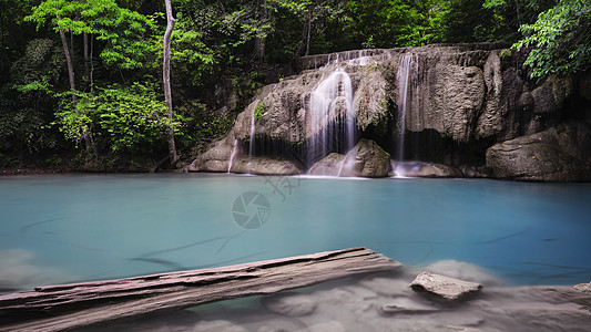 流水泰国北碧爱侣湾国家公园森林瀑布景观背景