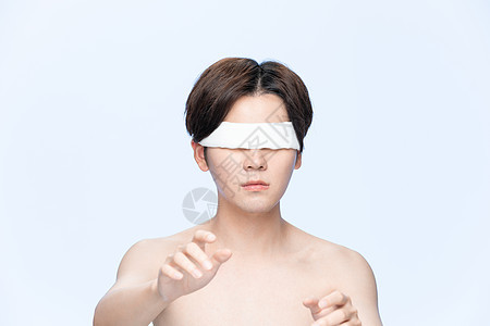 青年男性眼部缠绑手术纱布图片