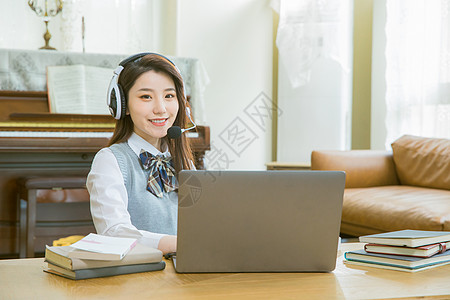 钢琴课程戴耳机的女学生上网课在线教育背景