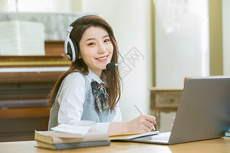 语言服务戴耳机的女学生上网课背景