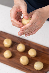 月饼制作图片