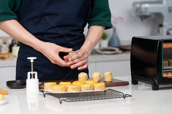 月饼制作图片