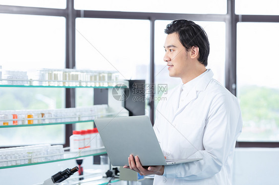 医疗科研人员使用笔记本电脑核对药品图片