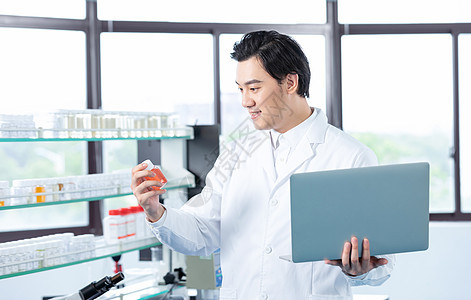 医疗科研人员使用笔记本电脑核对药品图片