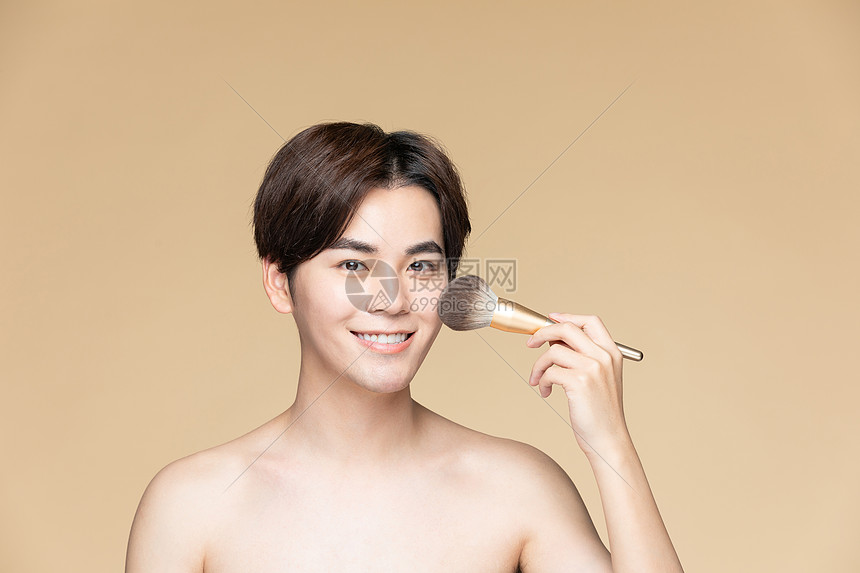 男性化妆擦粉底图片