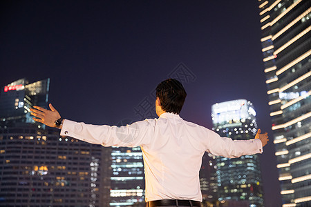 夜晚天桥上的都市商务男性图片