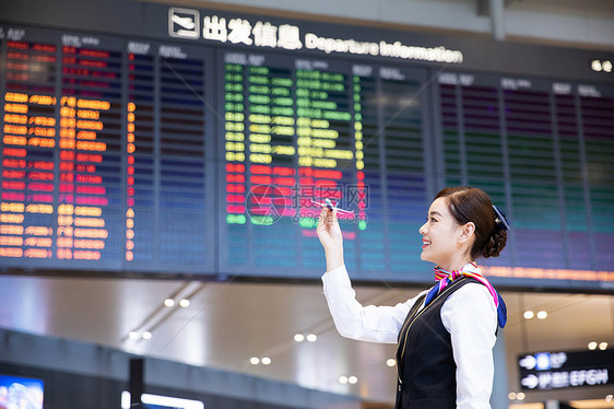 机场空姐拿飞机模型图片