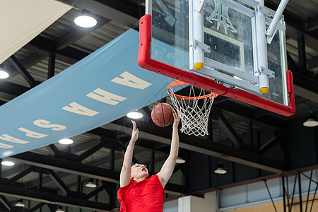 篮板控制与转换进攻 篮网攻防节奏掌控的关键因素探究