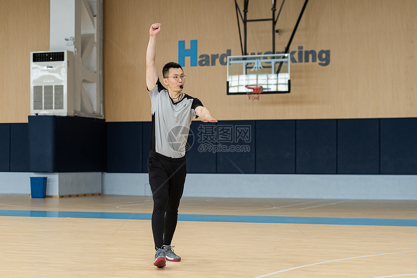 裁判争议判罚频出