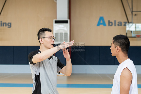 篮球裁判判罚图片