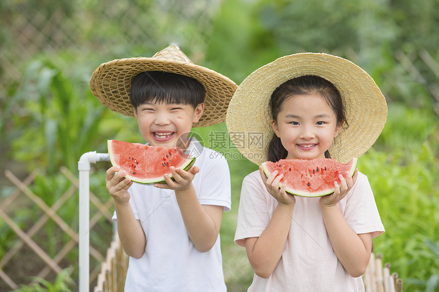 夏天小朋友们在户外吃西瓜图片