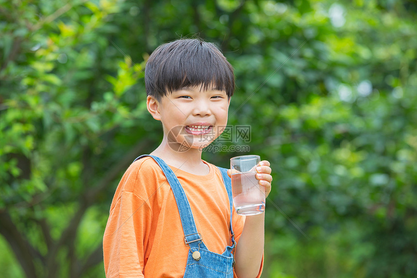 小男孩在户外喝水图片