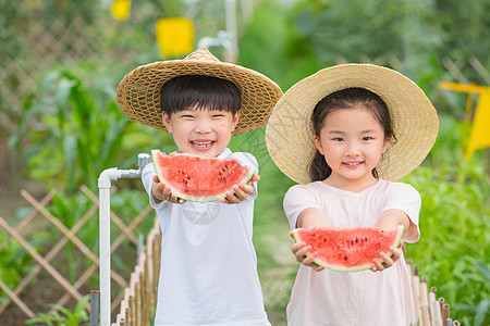 戴帽子的人男孩和女孩在农场吃西瓜背景