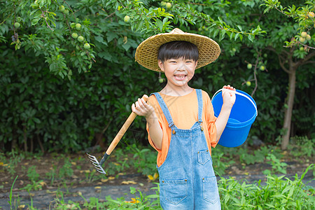 站在果树前面的农村少年高清图片