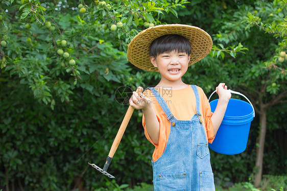 站在果树前面的农村少年图片