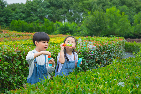 小孩吹泡泡背景图片