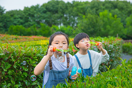 小朋友在户外吹泡泡图片