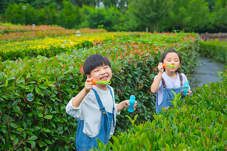 小朋友在户外吹泡泡图片