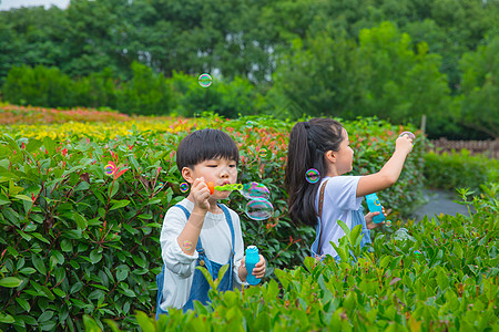 小朋友在户外吹泡泡图片