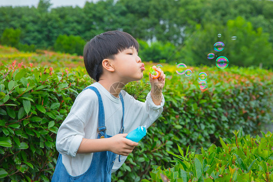 小朋友在户外吹泡泡图片