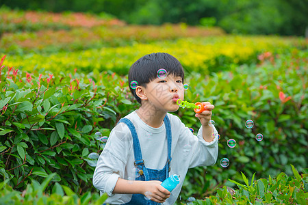 小朋友在户外吹泡泡图片