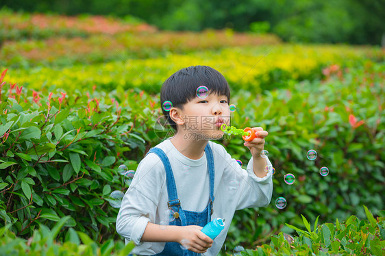 小朋友在户外吹泡泡图片