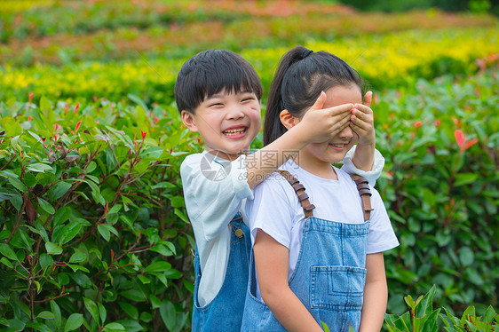 男孩和女孩玩捂眼睛游戏图片