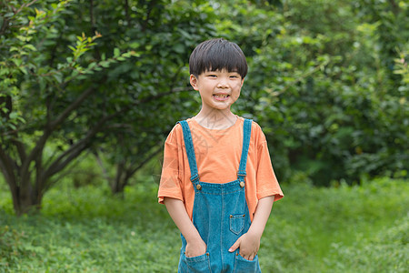 户外可爱小男孩形象图片