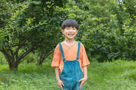 户外可爱小男孩形象图片