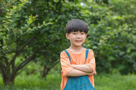 户外可爱小男孩形象图片