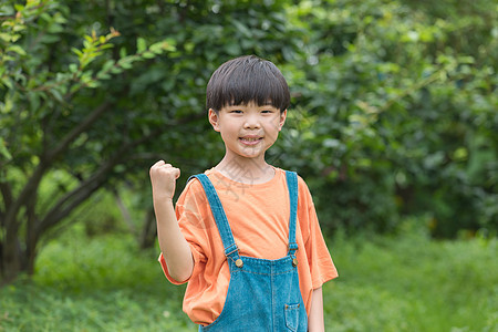 小男孩户外加油手势图片