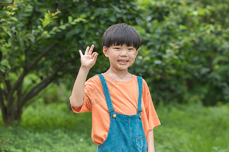 户外可爱小男孩形象图片