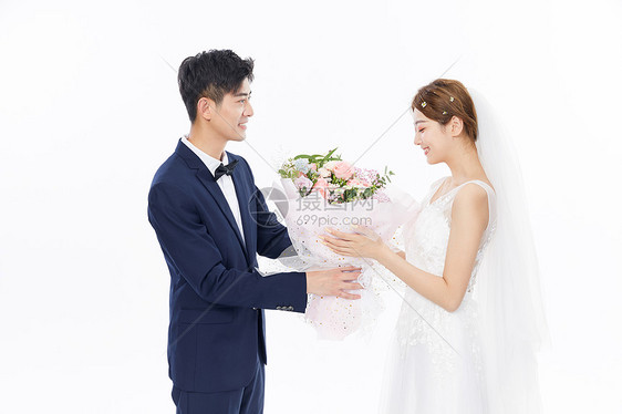 年轻情侣结婚男生送鲜花给女生图片