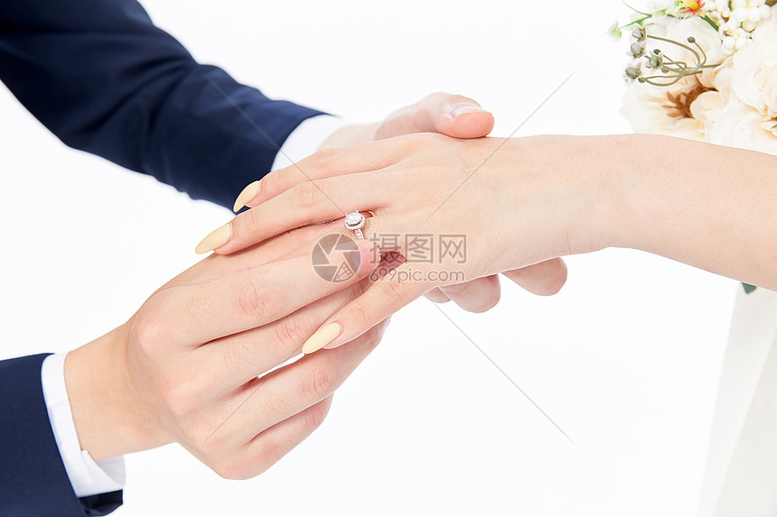 年轻情侣结婚男生给女生带上婚戒图片
