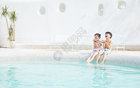 西瓜里小男孩夏天小男孩和小女孩坐在泳池边开心吃西瓜背景