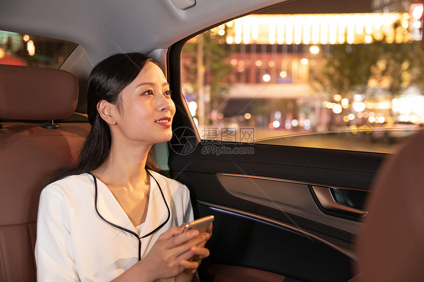 商务女性下班在车上图片