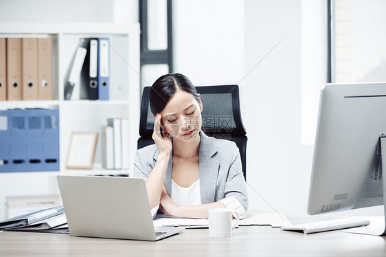 商务女性在办公室烦恼图片