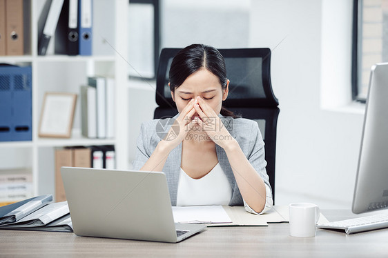 亚健康白领商务女性头痛图片